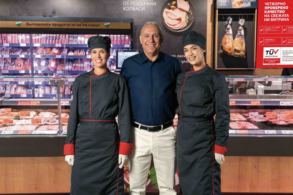 Kaufland Hristo Stoichkov with employees