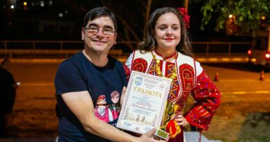 Ники Захариев получи специална награда за приноса си към съхранението и представянето на българската песен в България и Европа